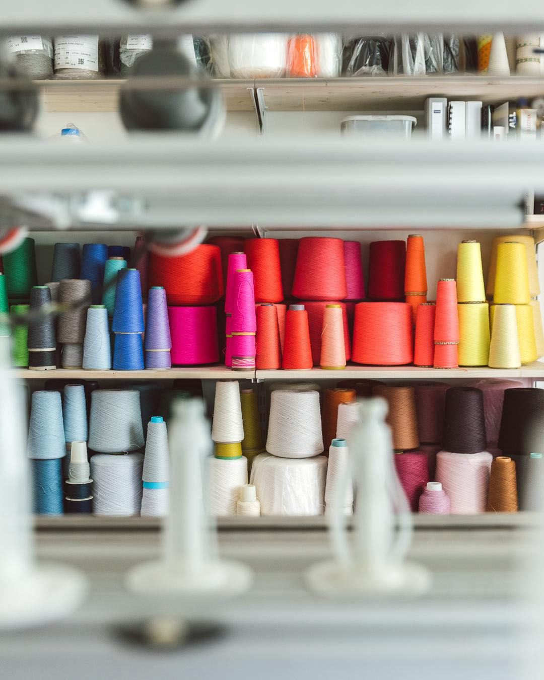 Garne und Strickmaschine im Knitspace Atelier